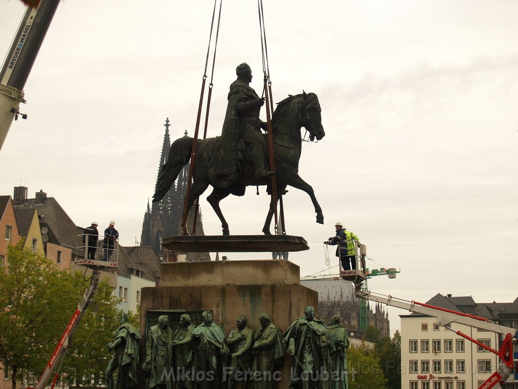 Reiterdenkmal kehrt zurueck auf dem Heumarkt P55.JPG